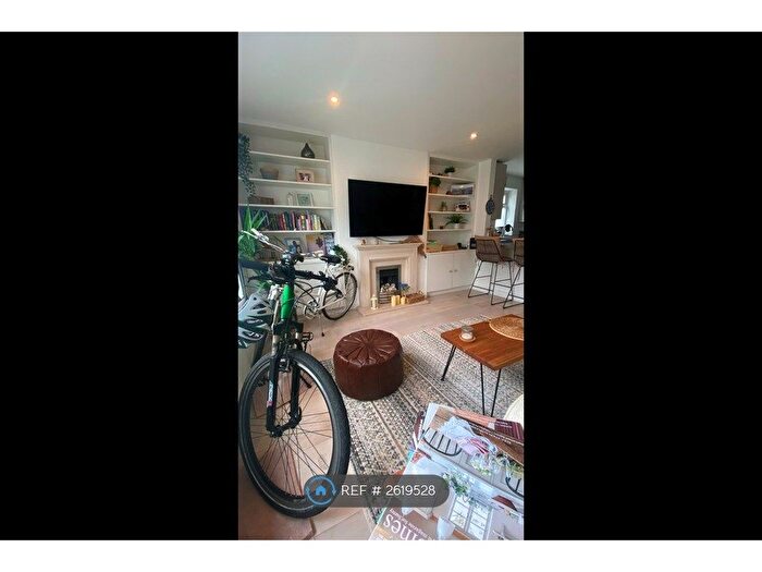 2 Bedroom Flat To Rent In Adelaide Road, Surbiton, KT6