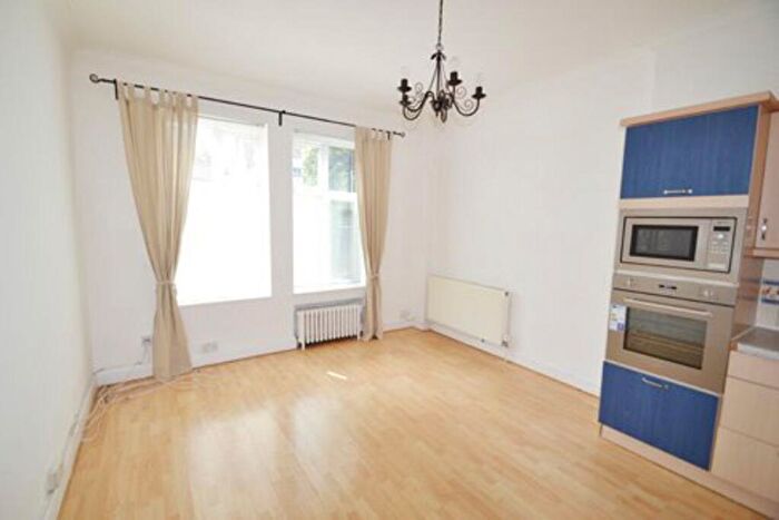1 Bedroom Flat To Rent In Golders Green - Prime Block On The High Street, NW11