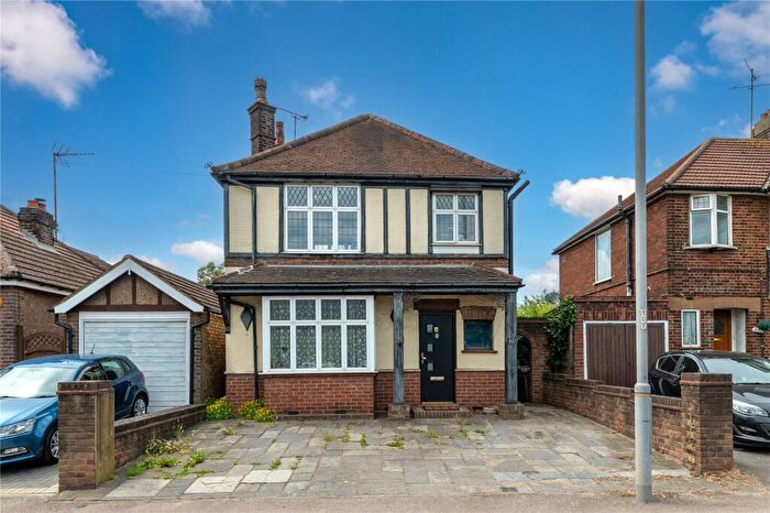 3 Bedroom Detached House For Sale In Hitchin Road, Luton, Bedfordshire, LU2