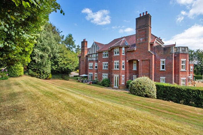 2 Bedroom Flat For Sale In Seal Hollow Road, Sevenoaks, Kent, TN13