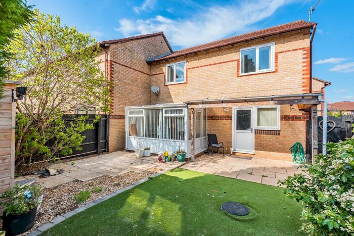 3 Bedroom Terraced House To Rent In Cypress Gardens, Bicester, OX26