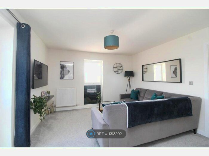 2 Bedroom Flat To Rent In Courtenay Croft, Eagle Farm South, Milton Keynes MK17