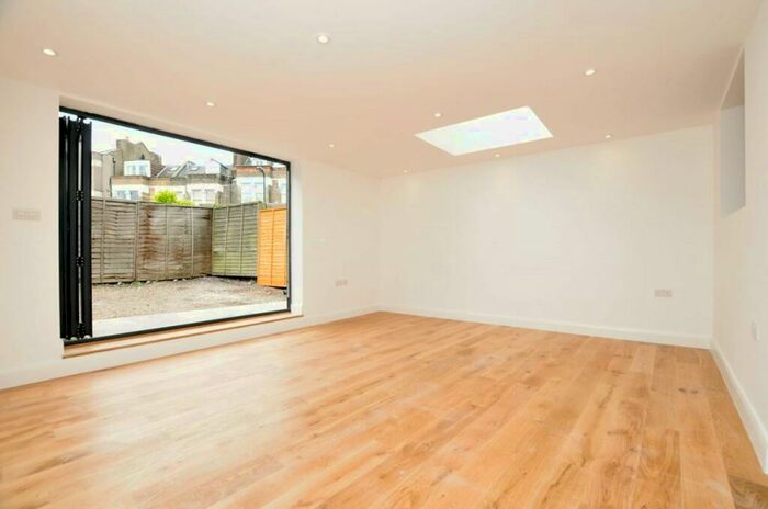 2 Bedroom Flat To Rent In Moundfield Road, Stamford Hill, N16