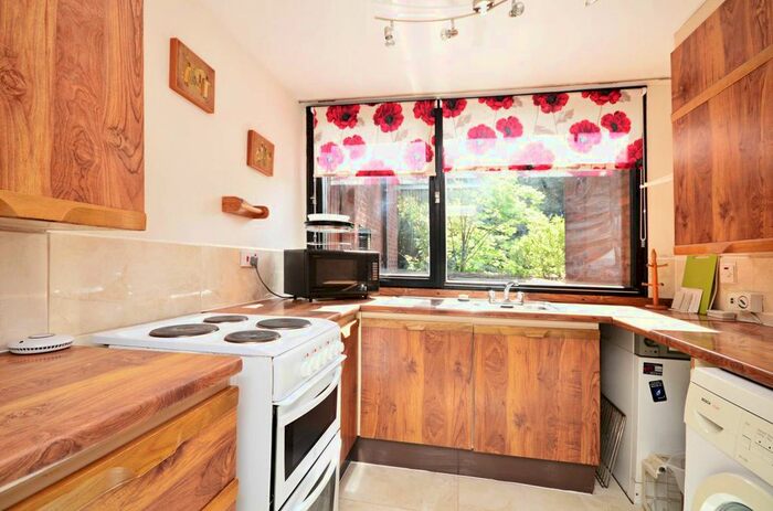 2 Bedroom Flat To Rent In Chandos Way, Golders Green, London, NW11