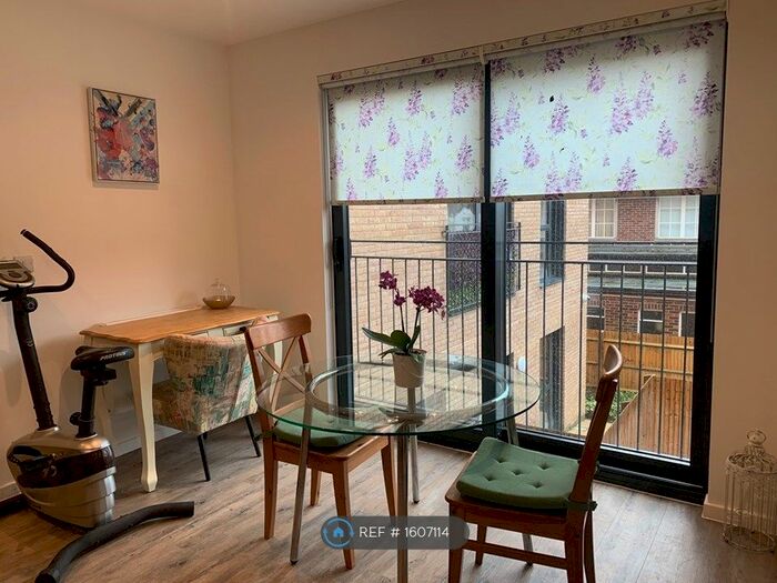 1 Bedroom Flat To Rent In Aston House, Gerrards Cross, SL9