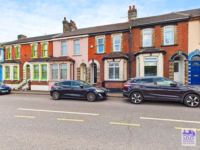 3 Bedroom Terraced House For Sale In Gravesend Road, Strood, ME2