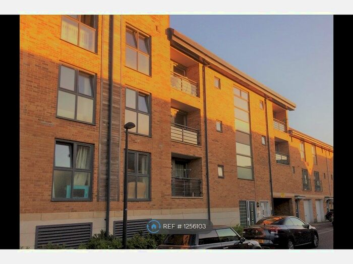 2 Bedroom Flat To Rent In Waterlily Court, Swindon SN1