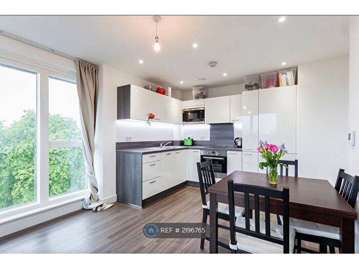 2 Bedroom Flat To Rent In Adenmore Road, London, SE6