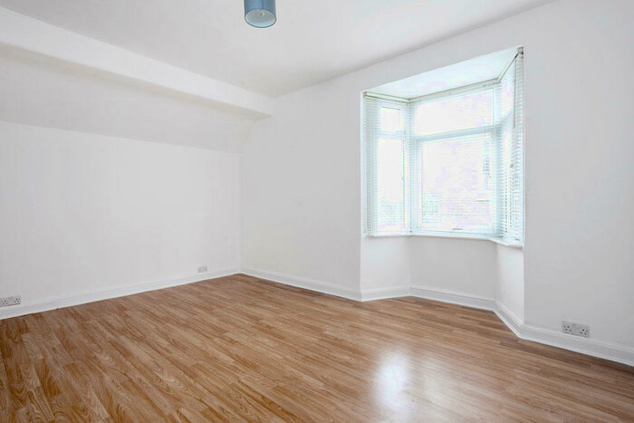 3 Bedroom Flat To Rent In High Road, Leytonstone, E11