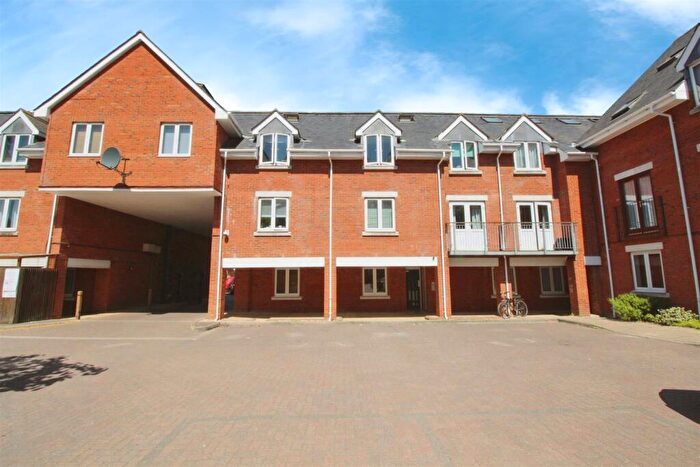 2 Bedroom Flat To Rent In Sanders Place, Walsworth Road, Hitchin, SG4