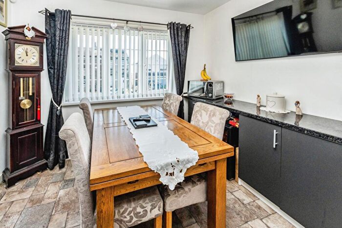 2 Bedroom Bungalow For Sale In Cross Lane, Newsome, Huddersfield, West Yorkshire, HD4