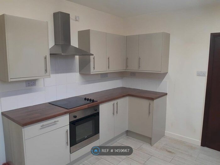 2 Bedroom Flat To Rent In Rear Of Mill Road, Cleethorpes, DN35