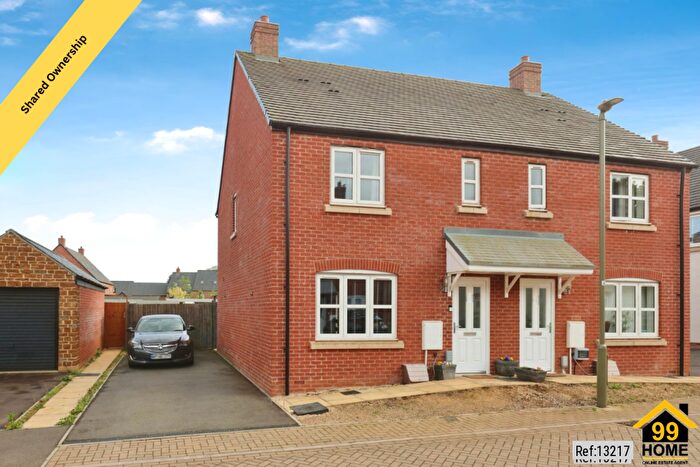 3 Bedroom Semi Detached House For Sale In Bismore Road, Oxfordshire, OX16