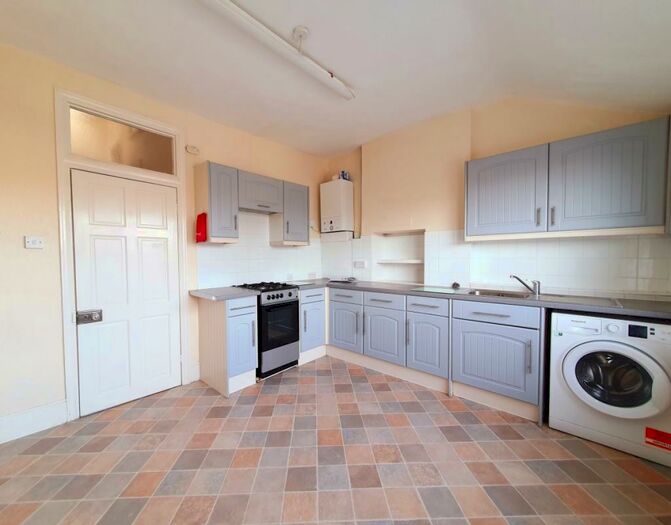 1 Bedroom Flat To Rent In Aldermans Hill, Palmers Green, N13