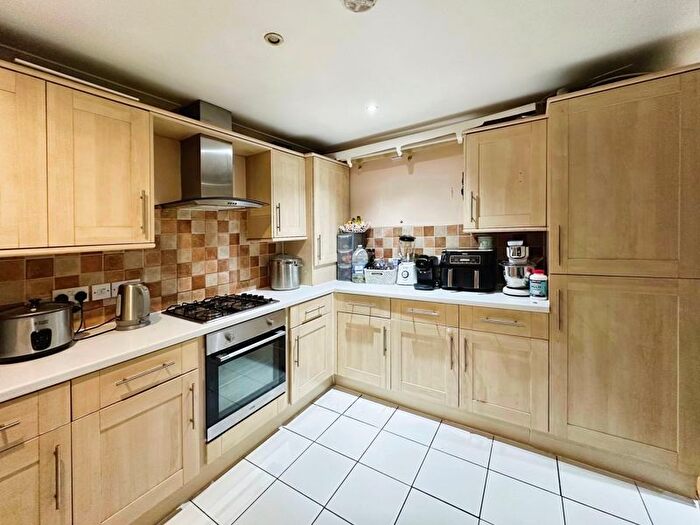 2 Bedroom Flat For Sale In Drayton Road, Borehamwood, WD6