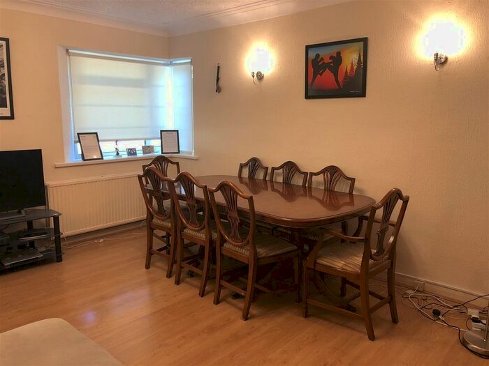 2 Bedroom Flat To Rent In Courtney Hse, Mulberry Close, Hendon, London, NW4