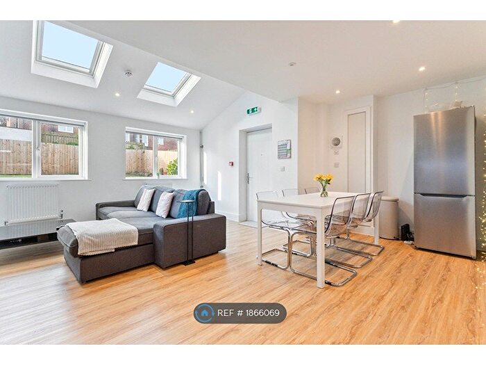 5 Bedroom Semi Detached House To Rent In Stile Common Road, Huddersfield, HD4