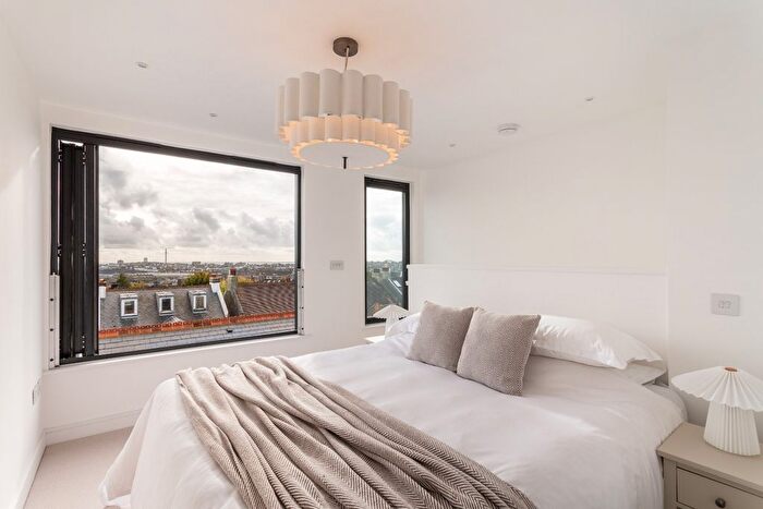 2 Bedroom Town House For Sale In Hythe Road, Fiveways, Brighton, East Sussex, BN1