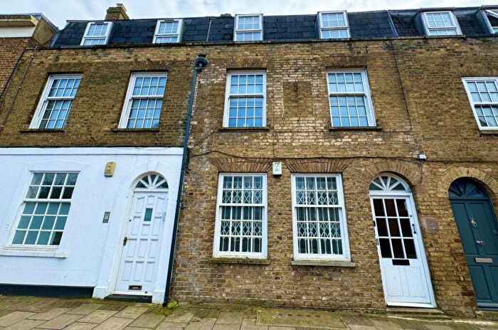 1 Bedroom Flat To Rent In Victoria Street, SL4