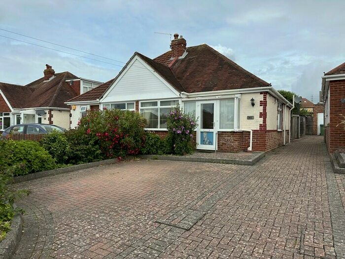 2 Bedroom Detached Bungalow To Rent In The Crossway, Fareham, PO16