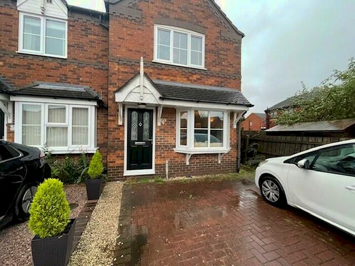 3 Bedroom Town House To Rent In Cadwell Close, Lincoln, LN6