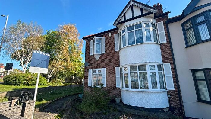 4 Bedroom End Of Terrace House To Rent In Coolgardie Avenue, Highams Park, E4