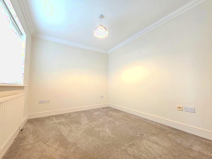 2 Bedroom Maisonette To Rent In Lawn Close, Slough, SL3