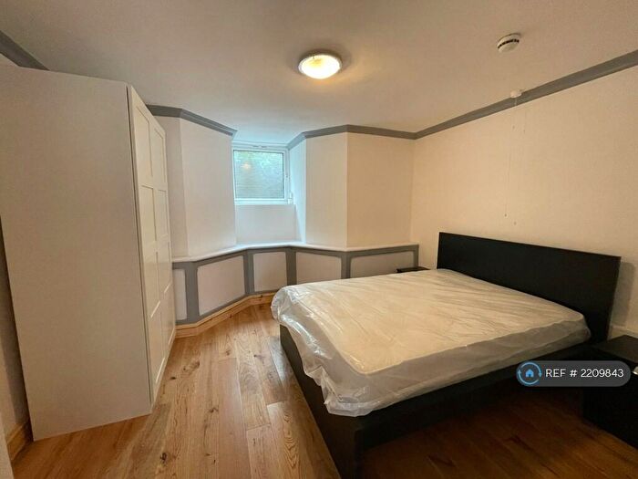 2 Bedroom Flat To Rent In Oakwood Avenue, Leeds, LS8