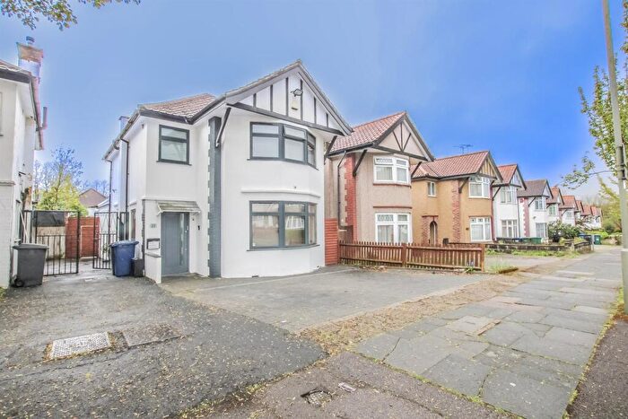 3 Bedroom Detached House To Rent In Hendale Avenue, Hendon, NW4