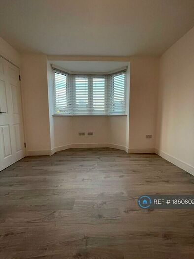 Studio To Rent In Queensland Avenue, London, N18