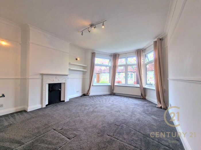 4 Bedroom Flat To Rent In Claremont Avenue, New Malden, KT3