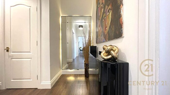 2 Bedroom Flat For Sale In Sigrist Square Kingston Upon Thames, KT2