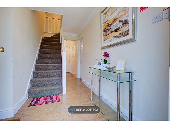 6 Bedroom Semi-Detached House To Rent In Alandale Close, Reading, RG2