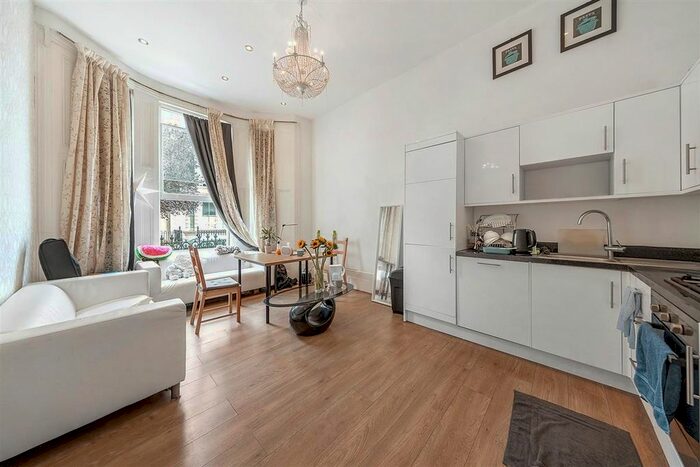 2 Bedroom Flat To Rent In Castletown Road, London, W14