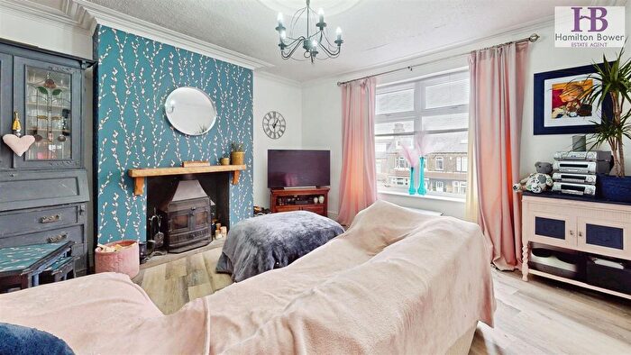 2 Bedroom Flat For Sale In St Enochs Road, Bradford, BD6
