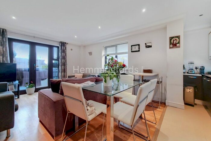 2 Bedroom Flat To Rent In Maple Leaf Court, Palmers Green, N13