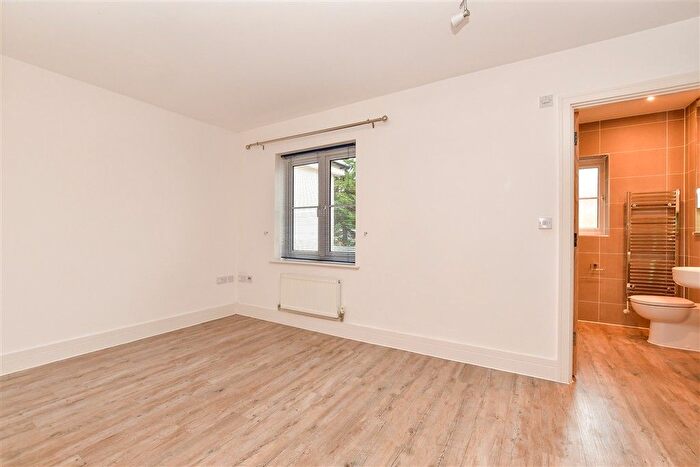 3 Bedroom Town House For Sale In Greyford Close, Leatherhead, Surrey, KT22