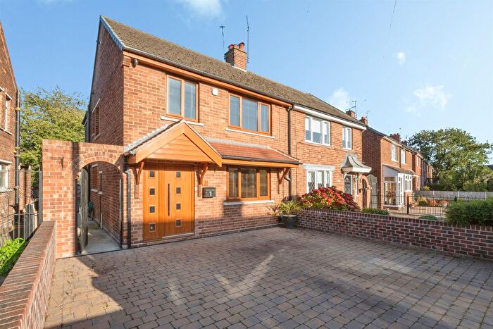 4 Bedroom Semi-Detached House For Sale In Rowena Drive, Scawsby, Doncaster, DN5