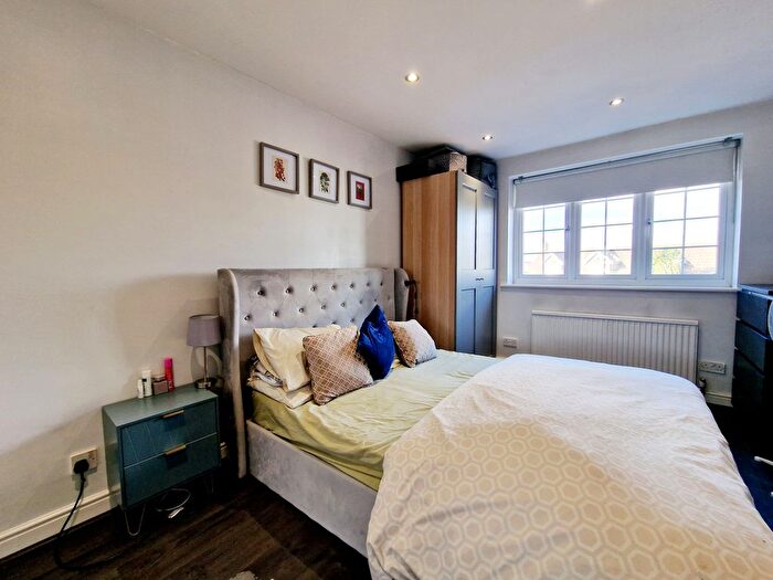 4 Bedroom Semi-Detached House To Rent In Pool Road, West Molesey, KT8
