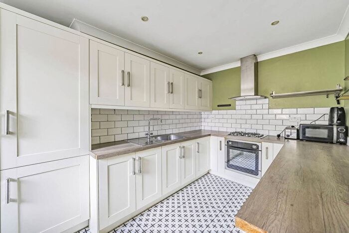 4 Bedroom Flat To Rent In Khama Road, Tooting Broadway, London, SW17