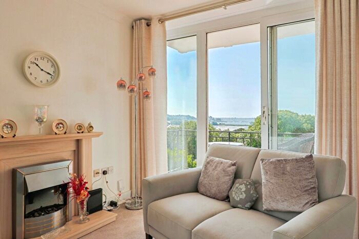 2 Bedroom Flat For Sale In Parkstone Road, Poole, Dorset, BH15