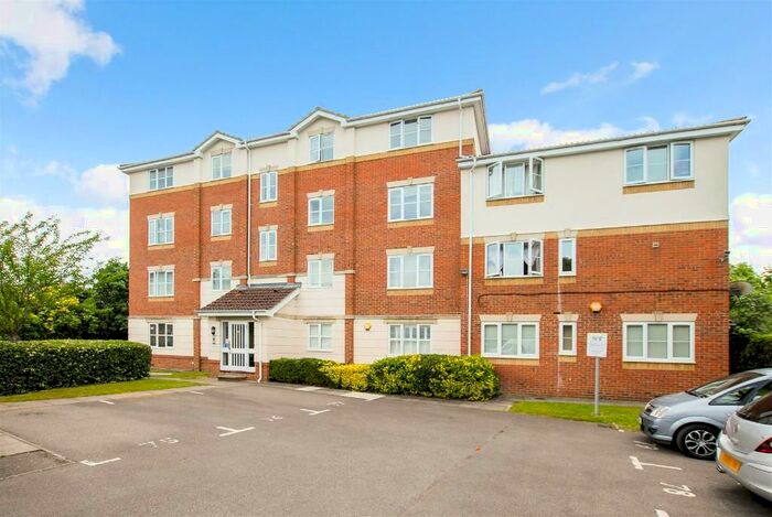 2 Bedroom Apartment For Sale In Cobham Close, Slough, Berkshire, SL1
