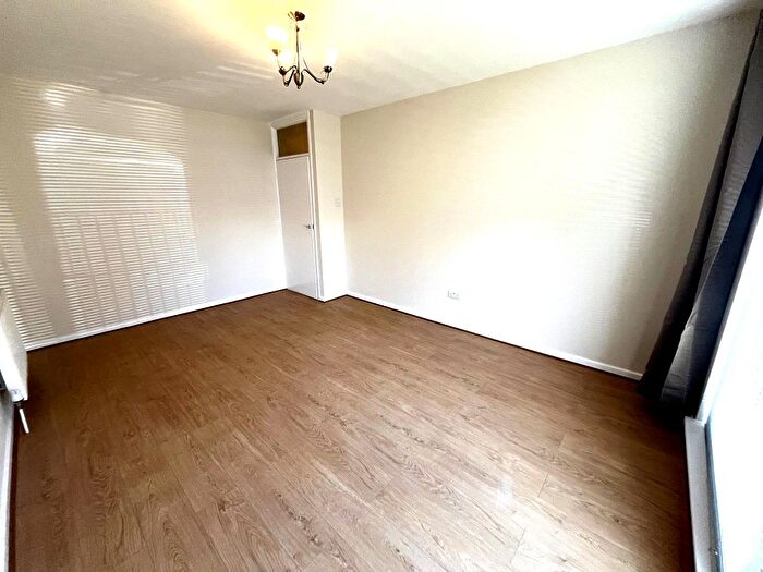1 Bedroom Flat To Rent In Roundhedge Way, Enfield, EN2