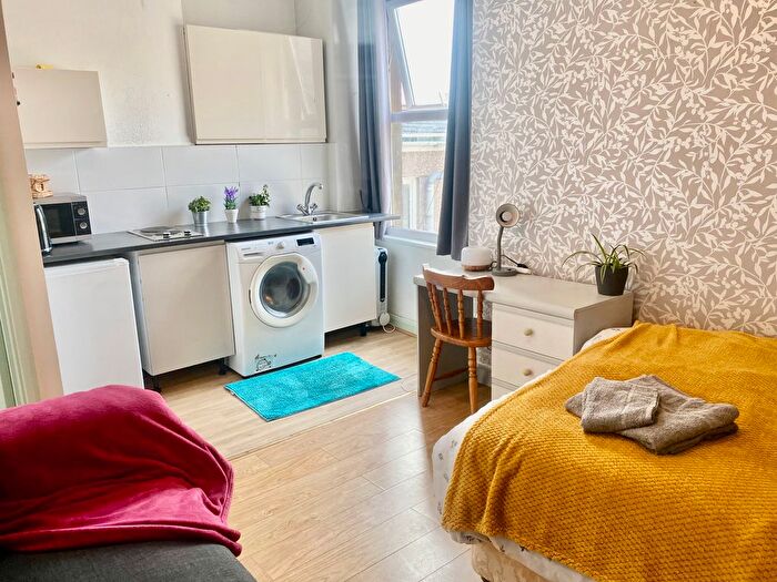 1 Bedroom Flat To Rent In Richardson Street Flat, Swansea, SA1