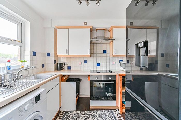 2 Bedroom Flat To Rent In Commercial Way, Peckham, London, SE15