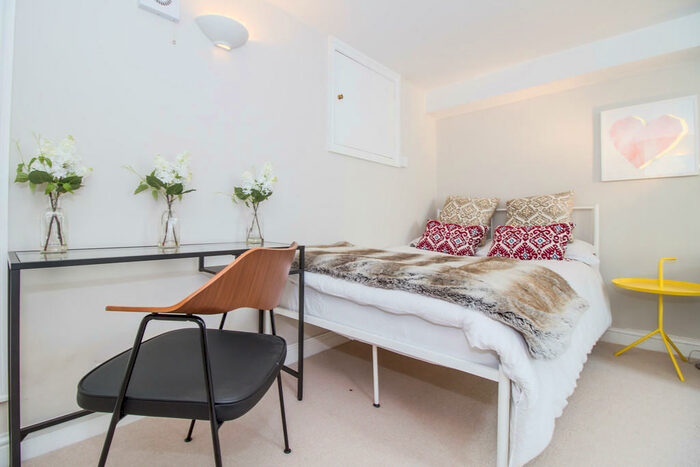 Studio To Rent In Basement Flat, Stratfield Road, OX2