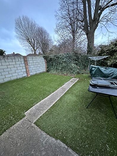 1 Bedroom Flat To Rent In Woodlands Road, N9