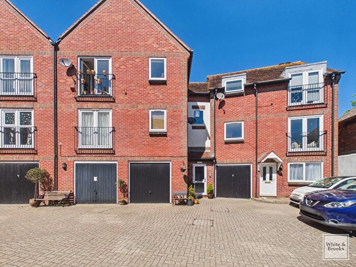 2 Bedroom Flat For Sale In The Hornet, Chichester, PO19