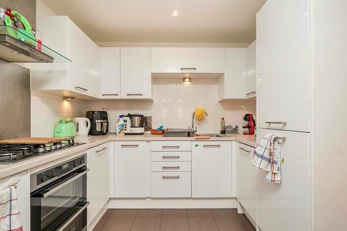 3 Bedroom Flat To Rent In Eden Place, London Road, Cheam, Sutton, SM3