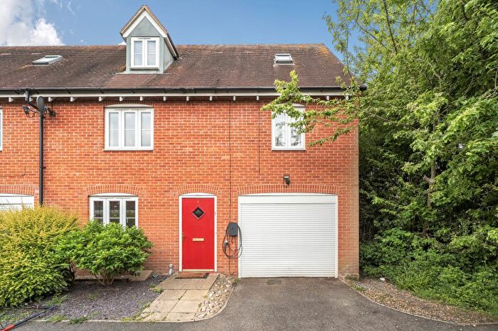 3 Bedroom Semi-Detached House For Sale In Petronel Road, Aylesbury, HP19